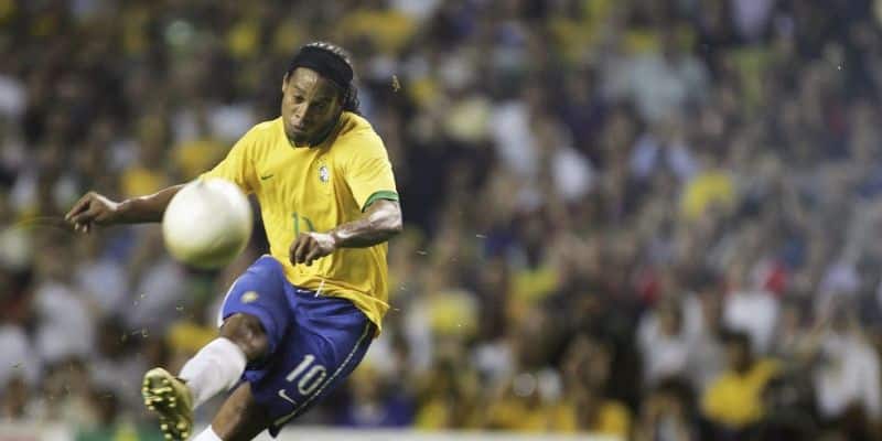 Ronaldinho đã ghi rất nhiều bàn thắng từ những cú sút phạt hàng rào